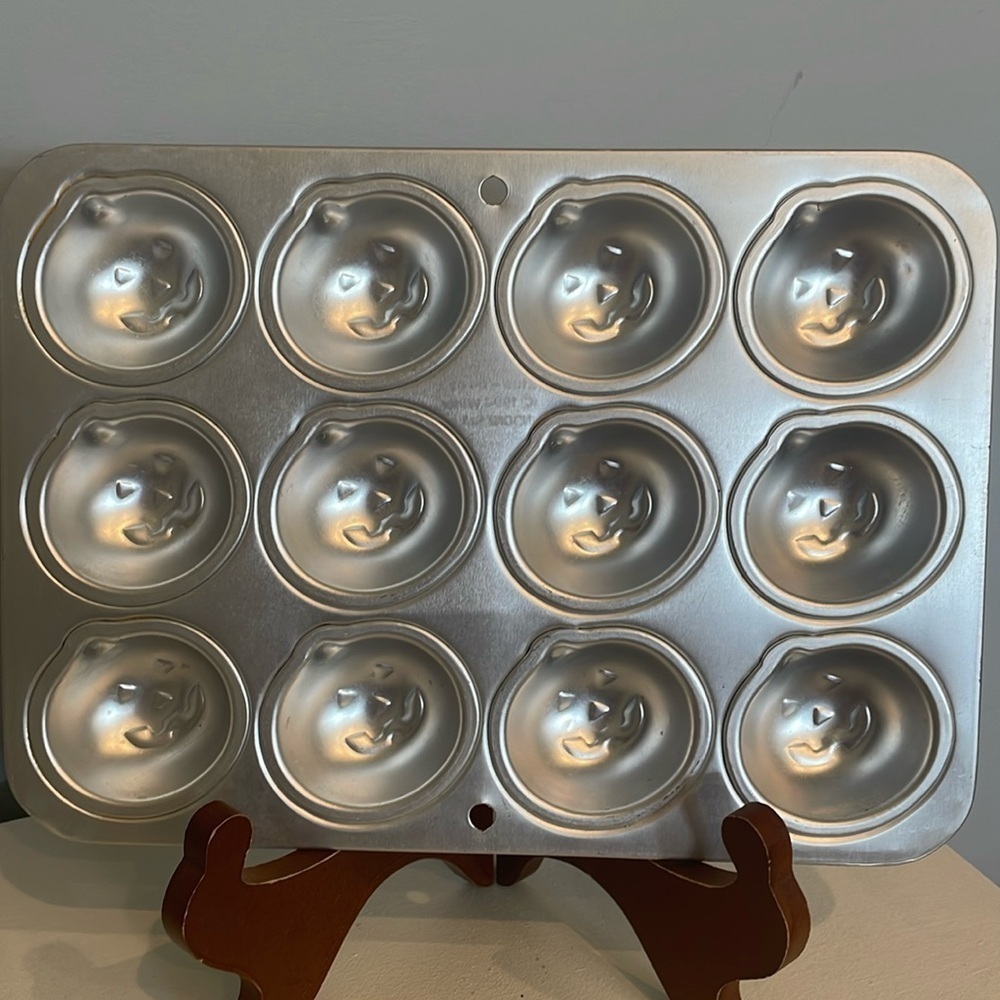 Mini pumpkin cupcake mold pan makes 12 like new